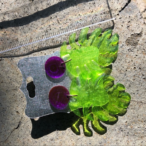 Green and purple monstera earrings - Picture 3 of 4